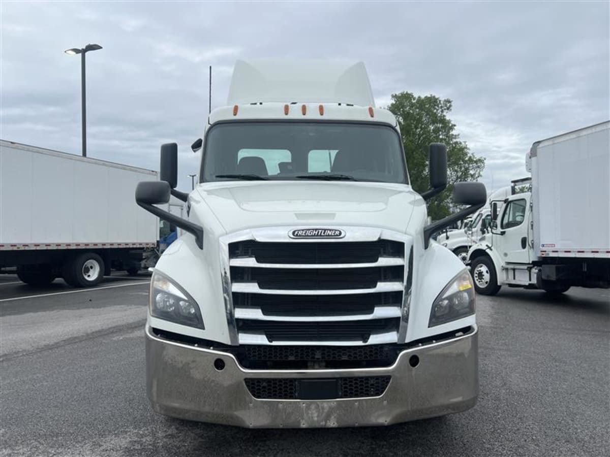 2020 Freightliner Cascadia in Beltsville, MD — photo 2
