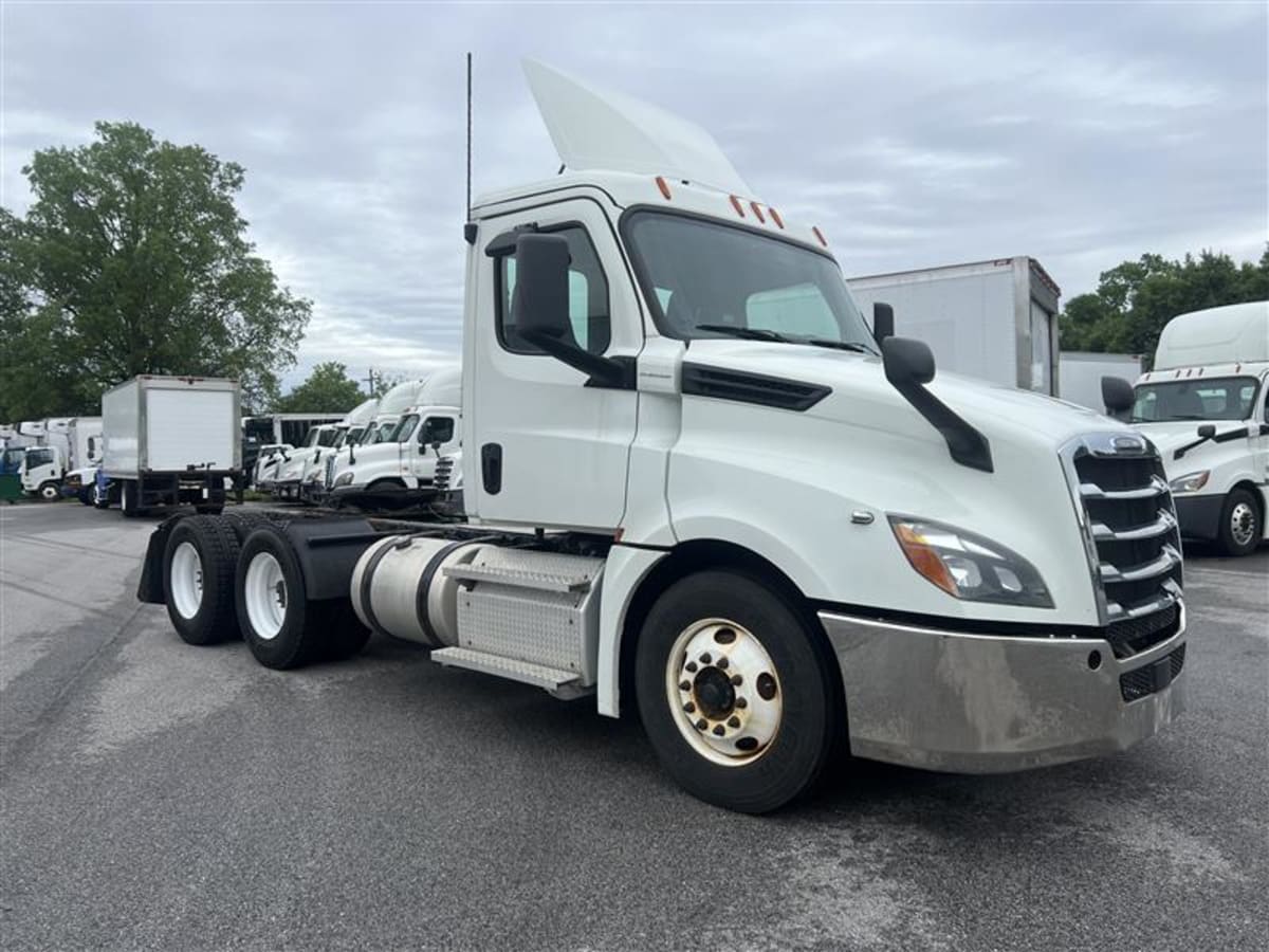 2020 Freightliner Cascadia in Beltsville, MD — photo 3