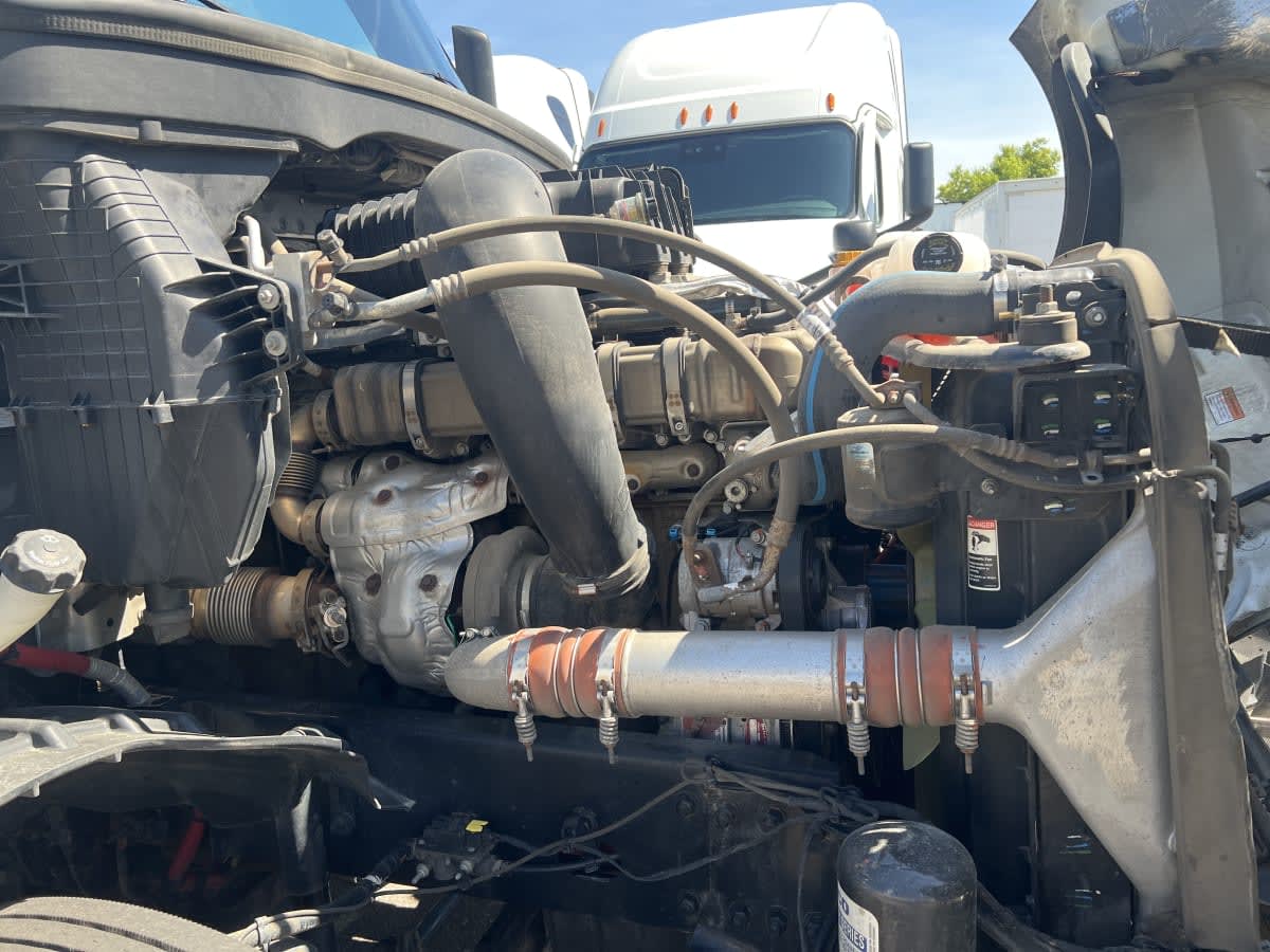 2020 Freightliner Cascadia in Minneapolis, MN — photo 12