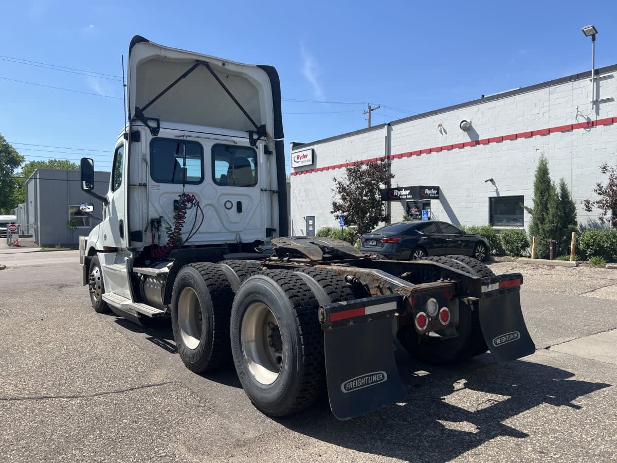 2020 Freightliner Cascadia in Minneapolis, MN — photo 6