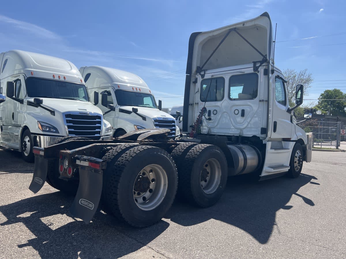 2020 Freightliner Cascadia in Minneapolis, MN — photo 4