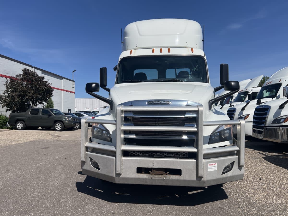 2020 Freightliner Cascadia in Minneapolis, MN — photo 2