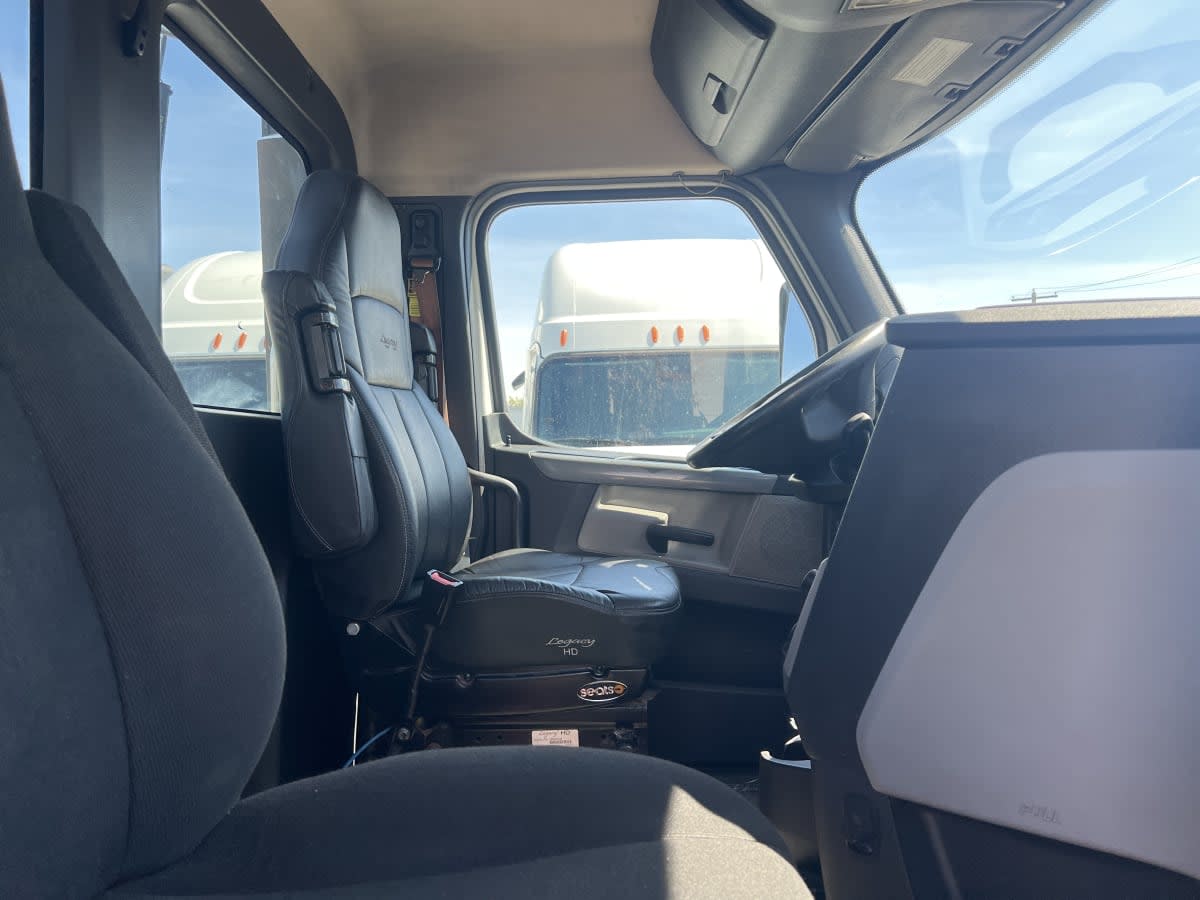 2020 Freightliner Cascadia in Minneapolis, MN — photo 7