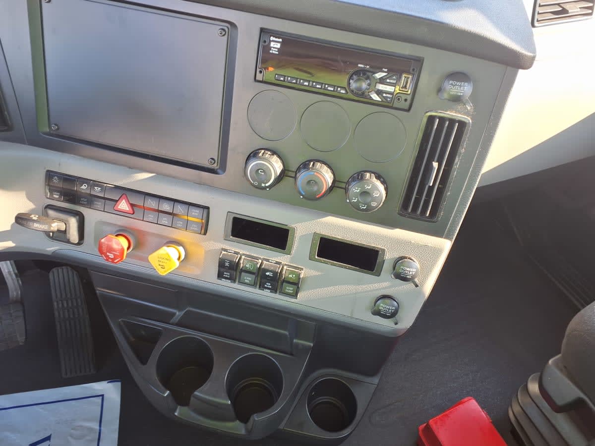 2020 Freightliner Cascadia in Greenville, SC — photo 11