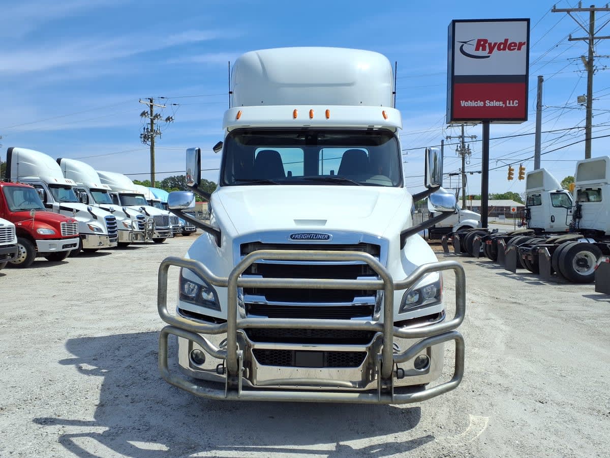 2020 Freightliner Cascadia in Greenville, SC — photo 2
