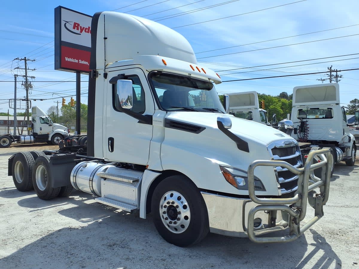 2020 Freightliner Cascadia in Greenville, SC — photo 3