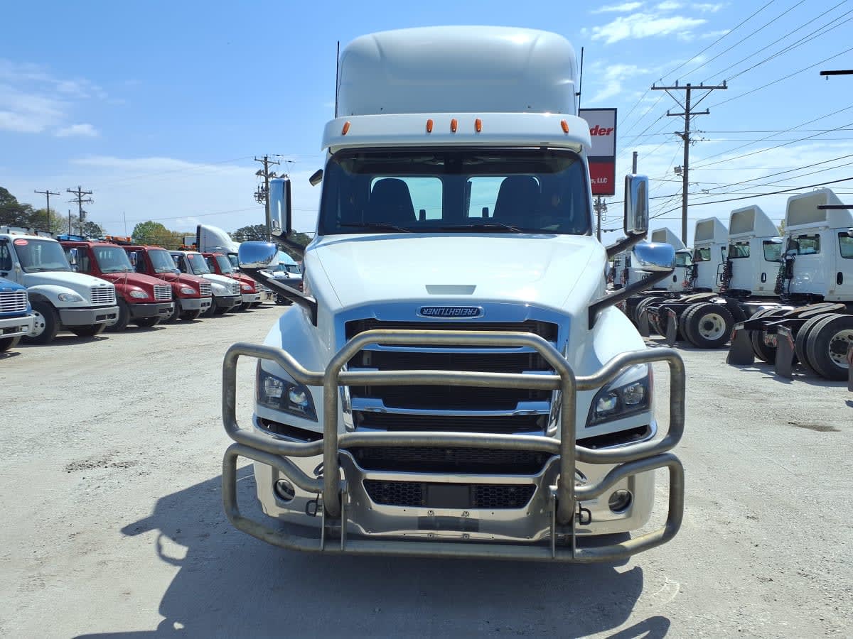 2020 Freightliner Cascadia in Greenville, SC — photo 2
