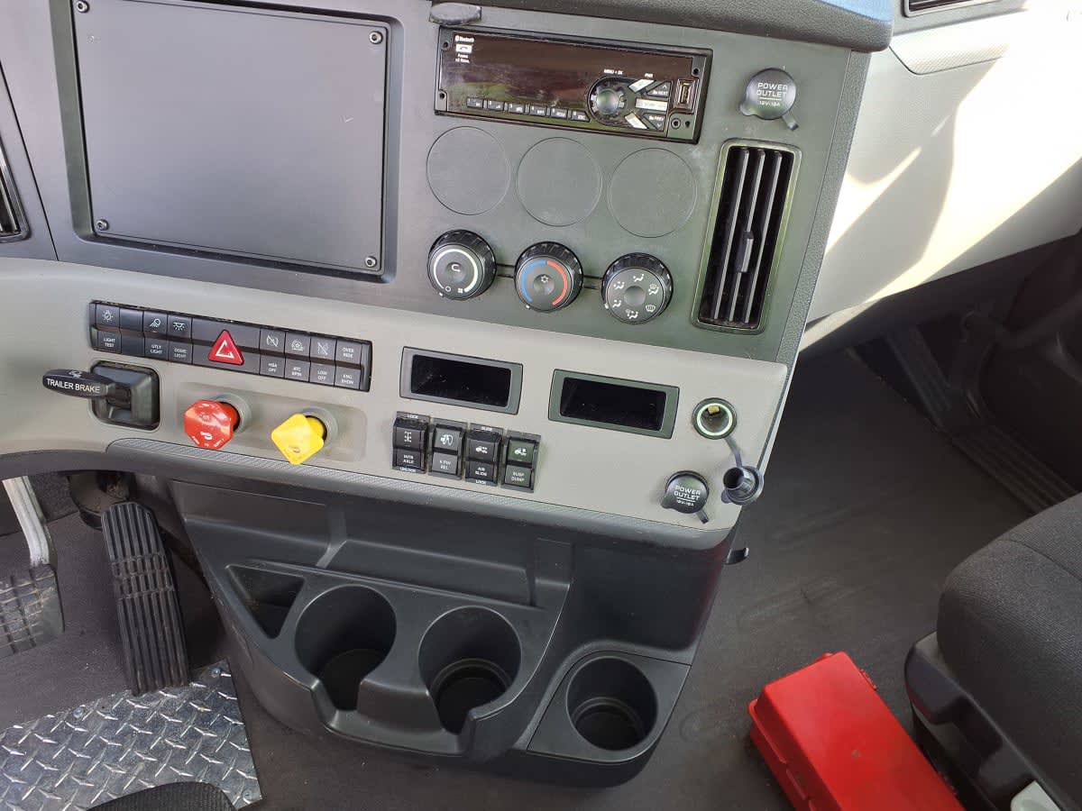2020 Freightliner Cascadia in Greenville, SC — photo 11