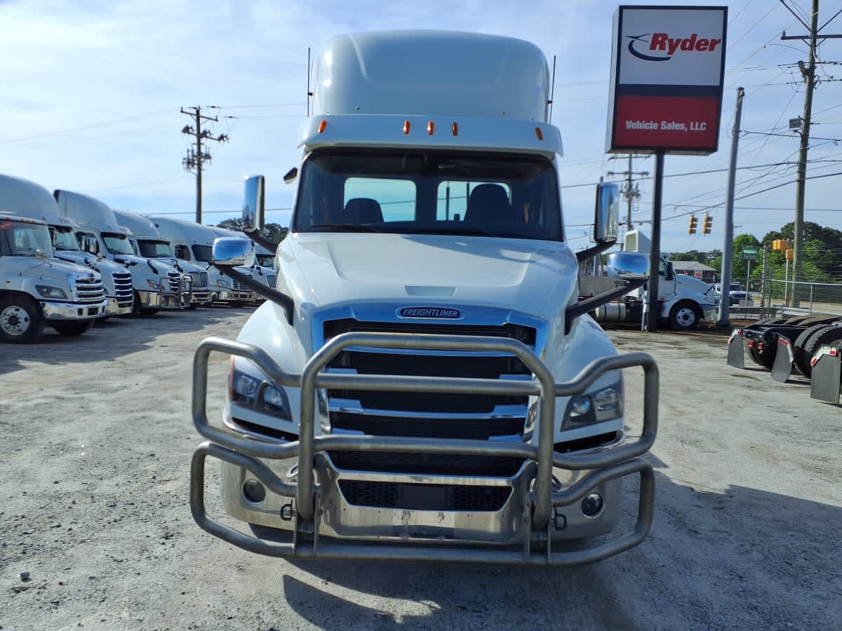 2020 Freightliner Cascadia in Greenville, SC — photo 2