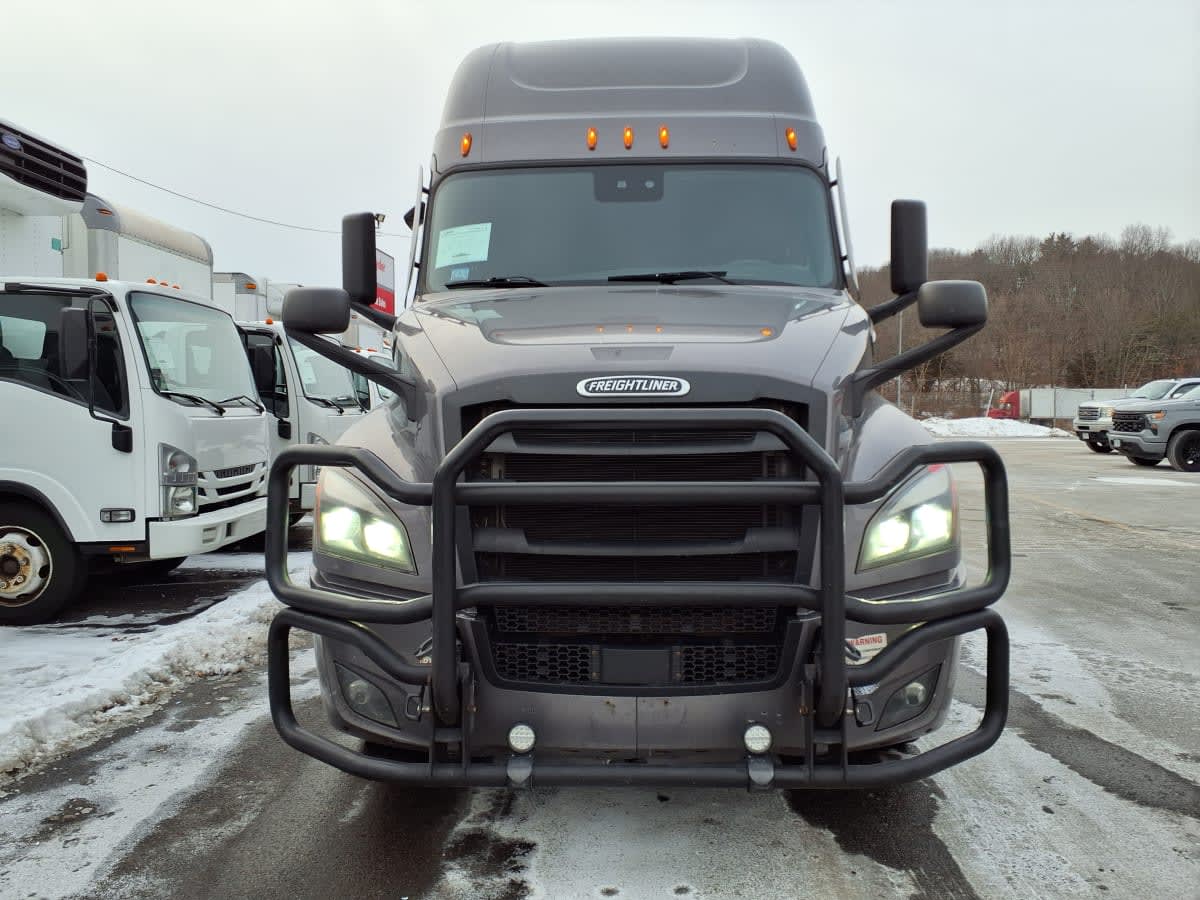 2020 Freightliner Cascadia in Salisbury, MA — photo 2