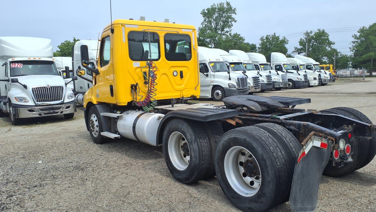 2020 Freightliner Cascadia in West Chester, OH — photo 6