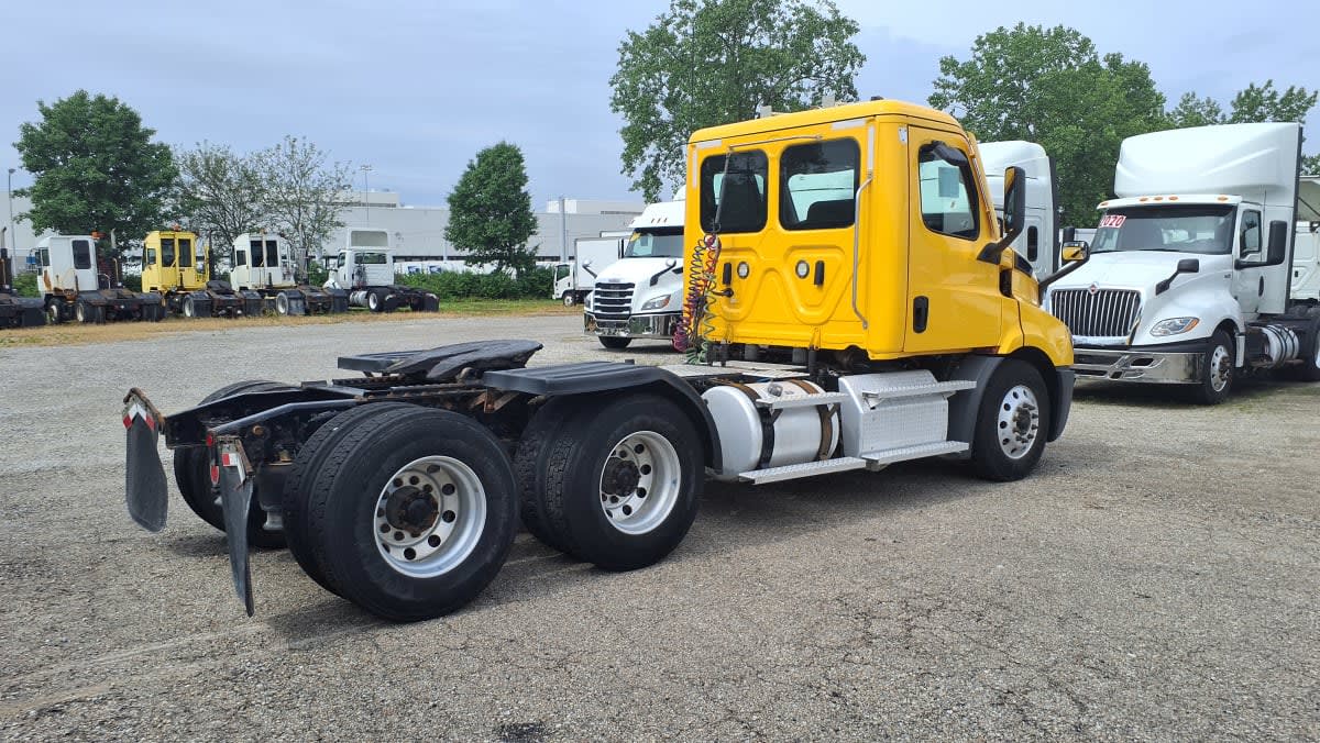 2020 Freightliner Cascadia in West Chester, OH — photo 4