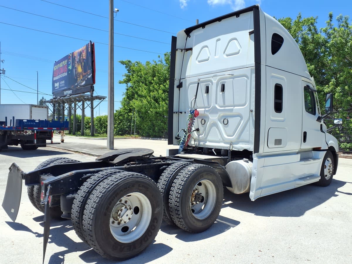 2020 Freightliner Cascadia in Davie, FL — photo 4