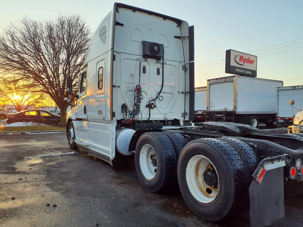 2021 Freightliner Cascadia in Bolingbrook, IL — photo 6