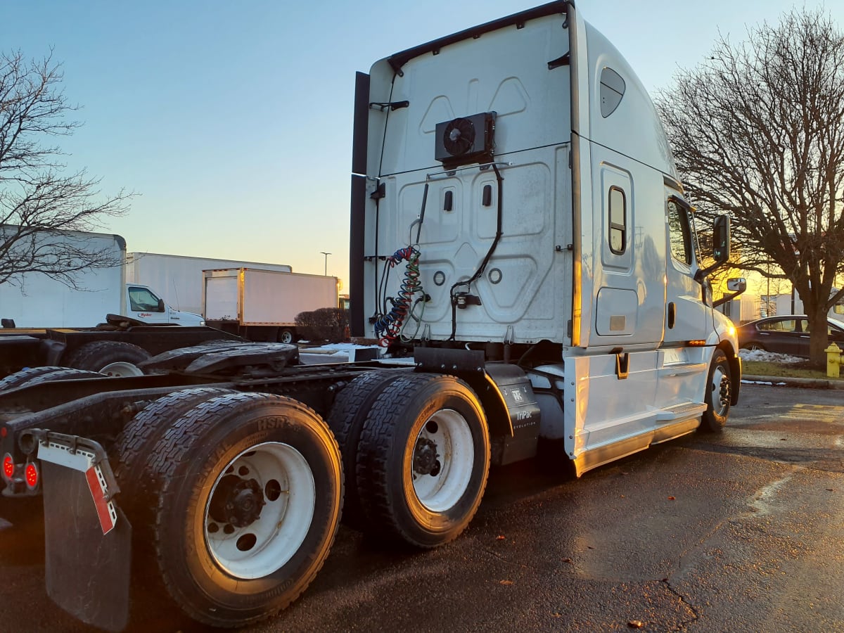 2021 Freightliner Cascadia in Bolingbrook, IL — photo 4