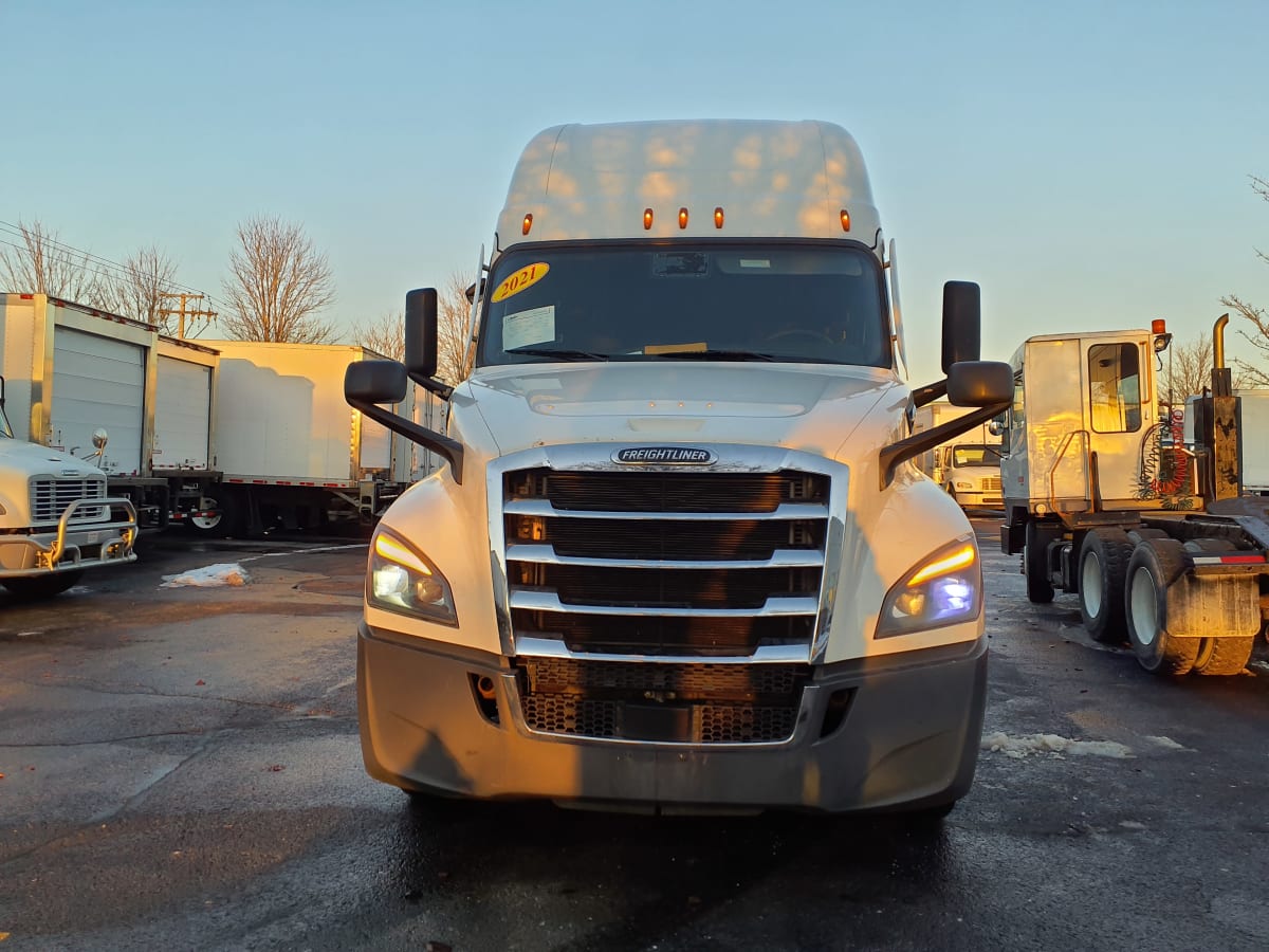 2021 Freightliner Cascadia in Bolingbrook, IL — photo 2