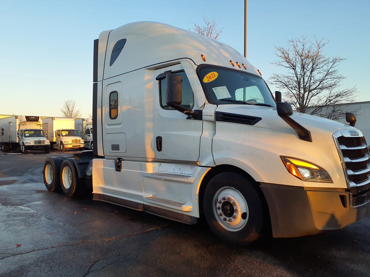 2021 Freightliner Cascadia in Bolingbrook, IL — photo 3