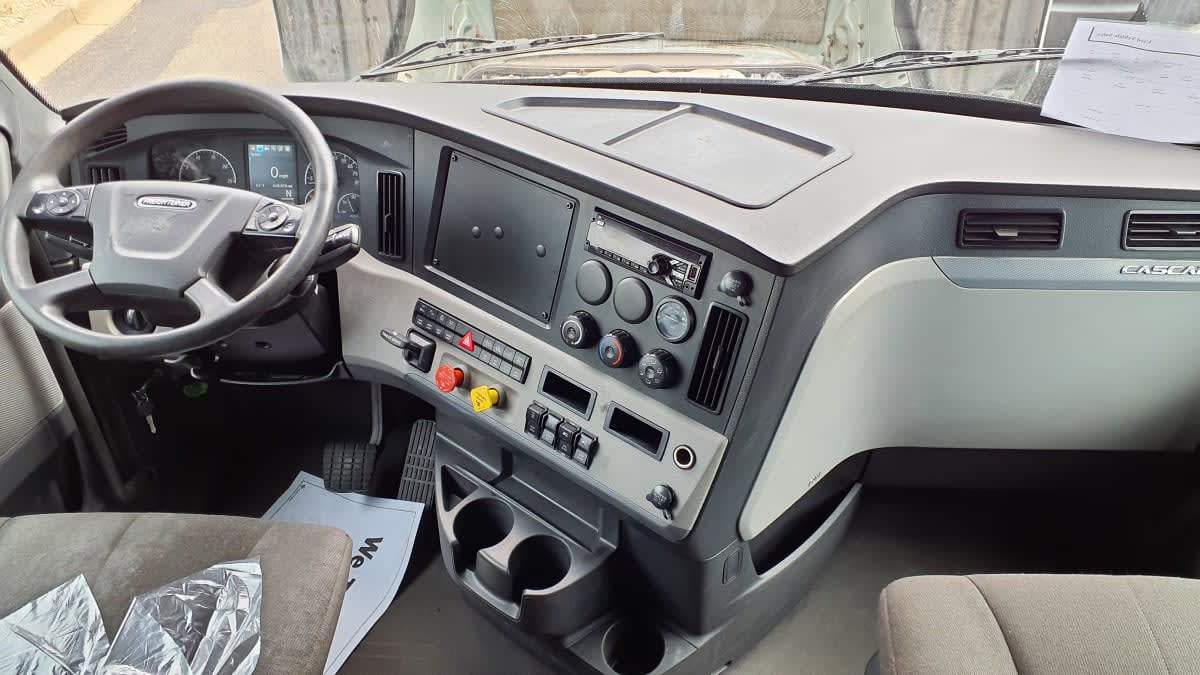 2020 Freightliner Cascadia in Bolingbrook, IL — photo 7
