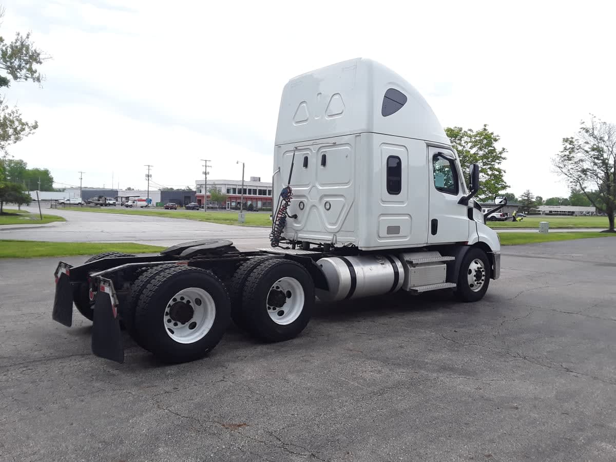 2020 Freightliner Cascadia in Hilliard, OH — photo 4