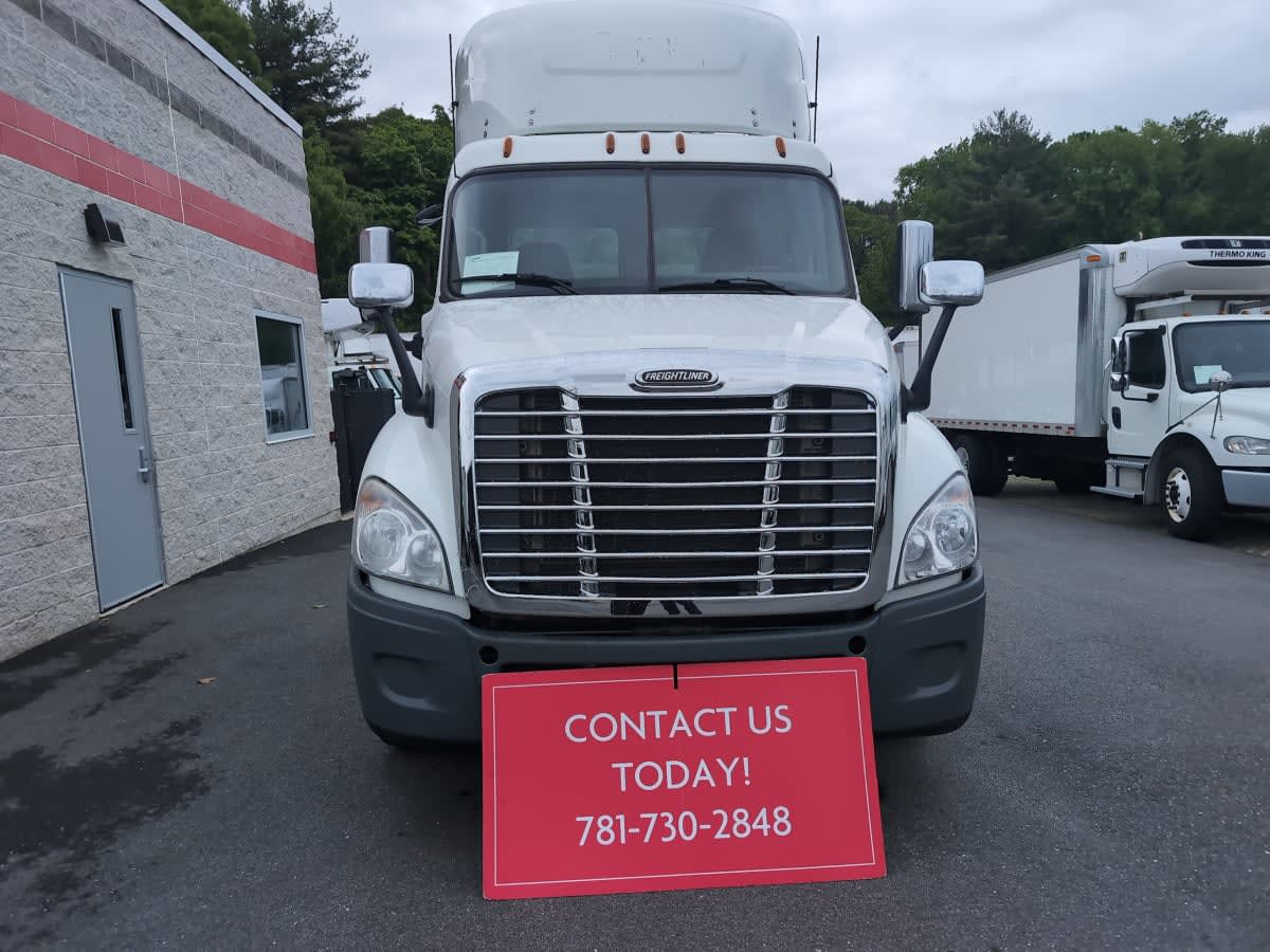 2020 Freightliner Cascadia in Norwood, MA — photo 2