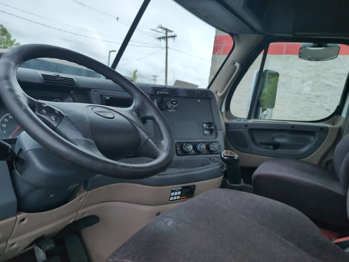 2020 Freightliner Cascadia in Norwood, MA — photo 7