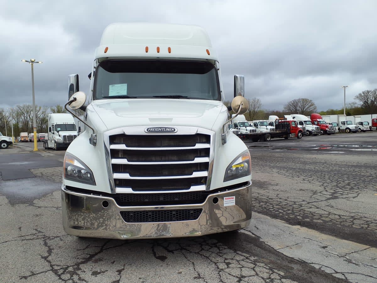 2020 Freightliner Cascadia in Syracuse, NY — photo 2
