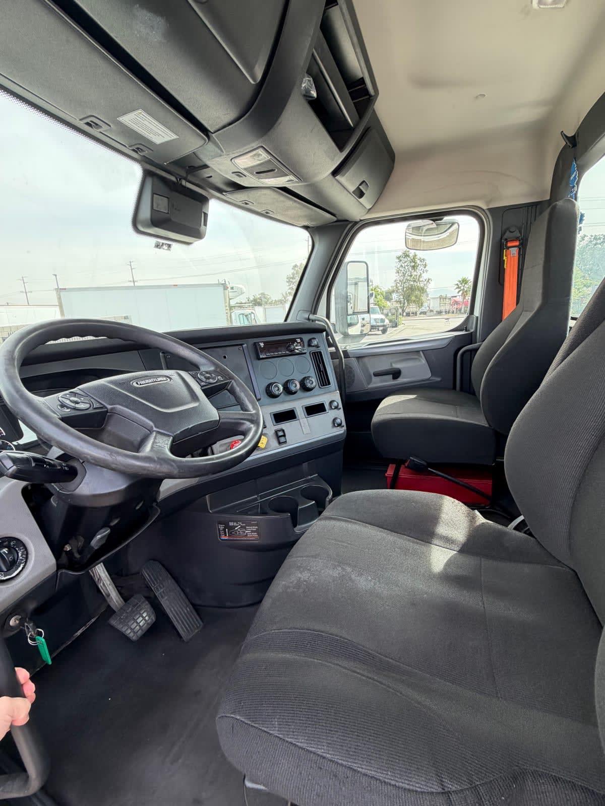 2020 Freightliner Cascadia in Fontana, CA — photo 7