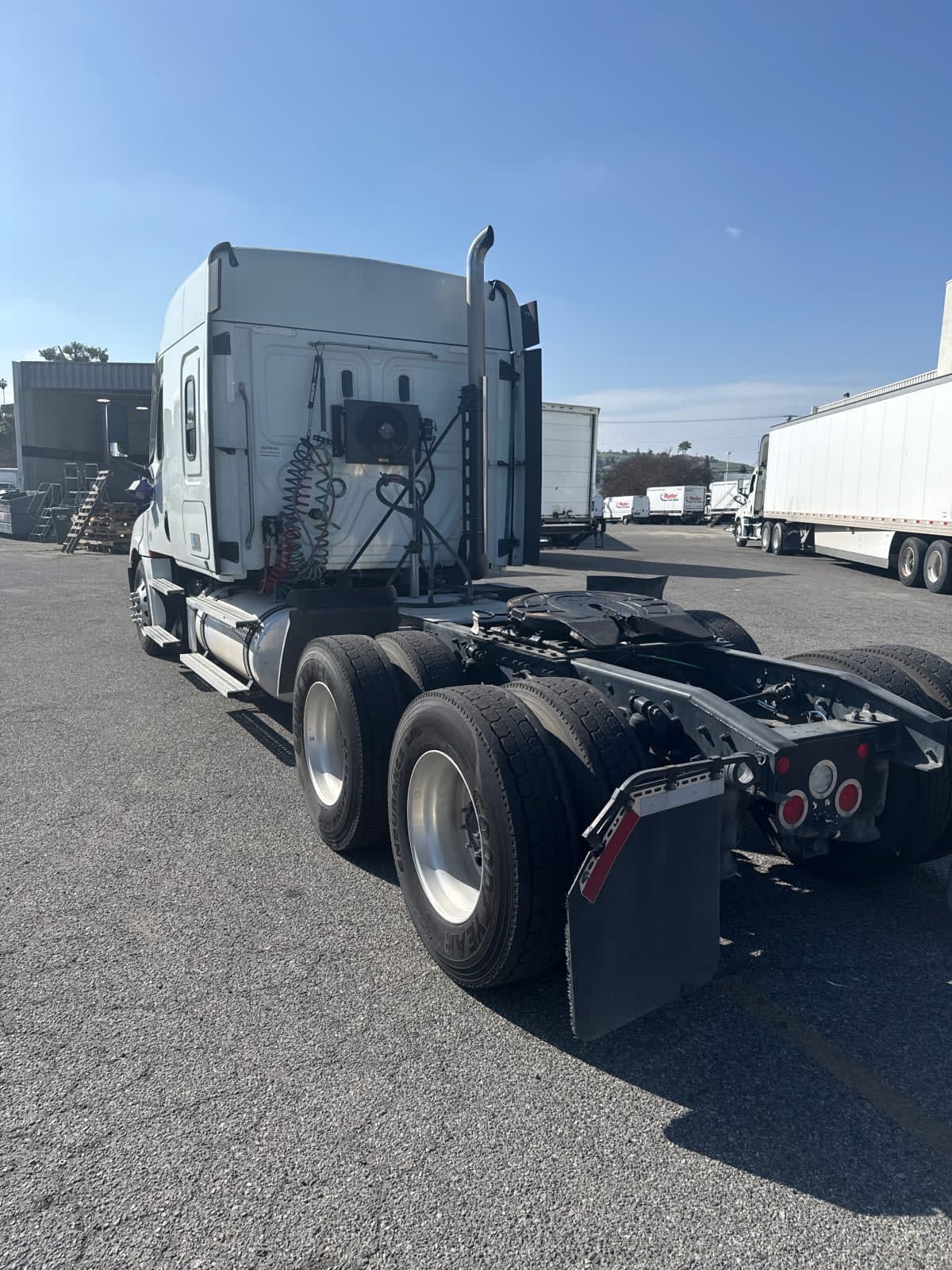 2020 Freightliner Cascadia in Pomona, CA — photo 4