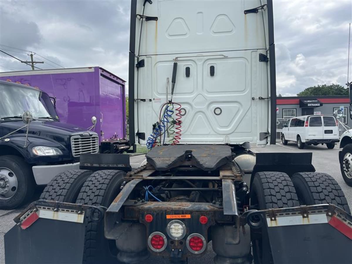 2021 Freightliner Cascadia in Beltsville, MD — photo 5