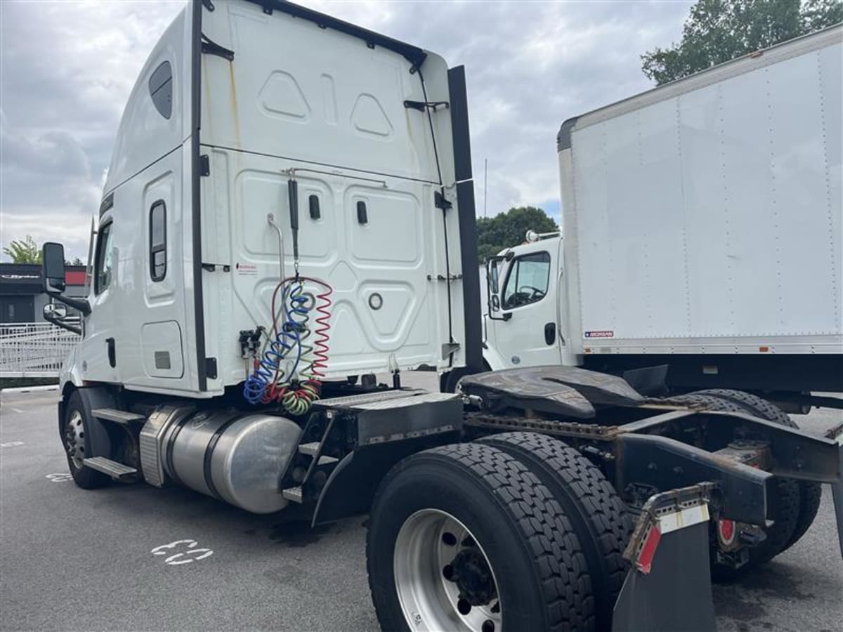 2021 Freightliner Cascadia in Beltsville, MD — photo 6