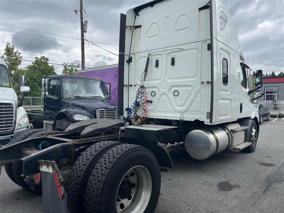 2021 Freightliner Cascadia in Beltsville, MD — photo 4