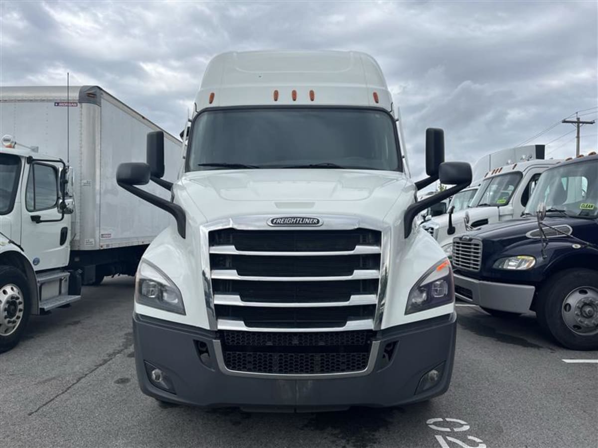 2021 Freightliner Cascadia in Beltsville, MD — photo 2