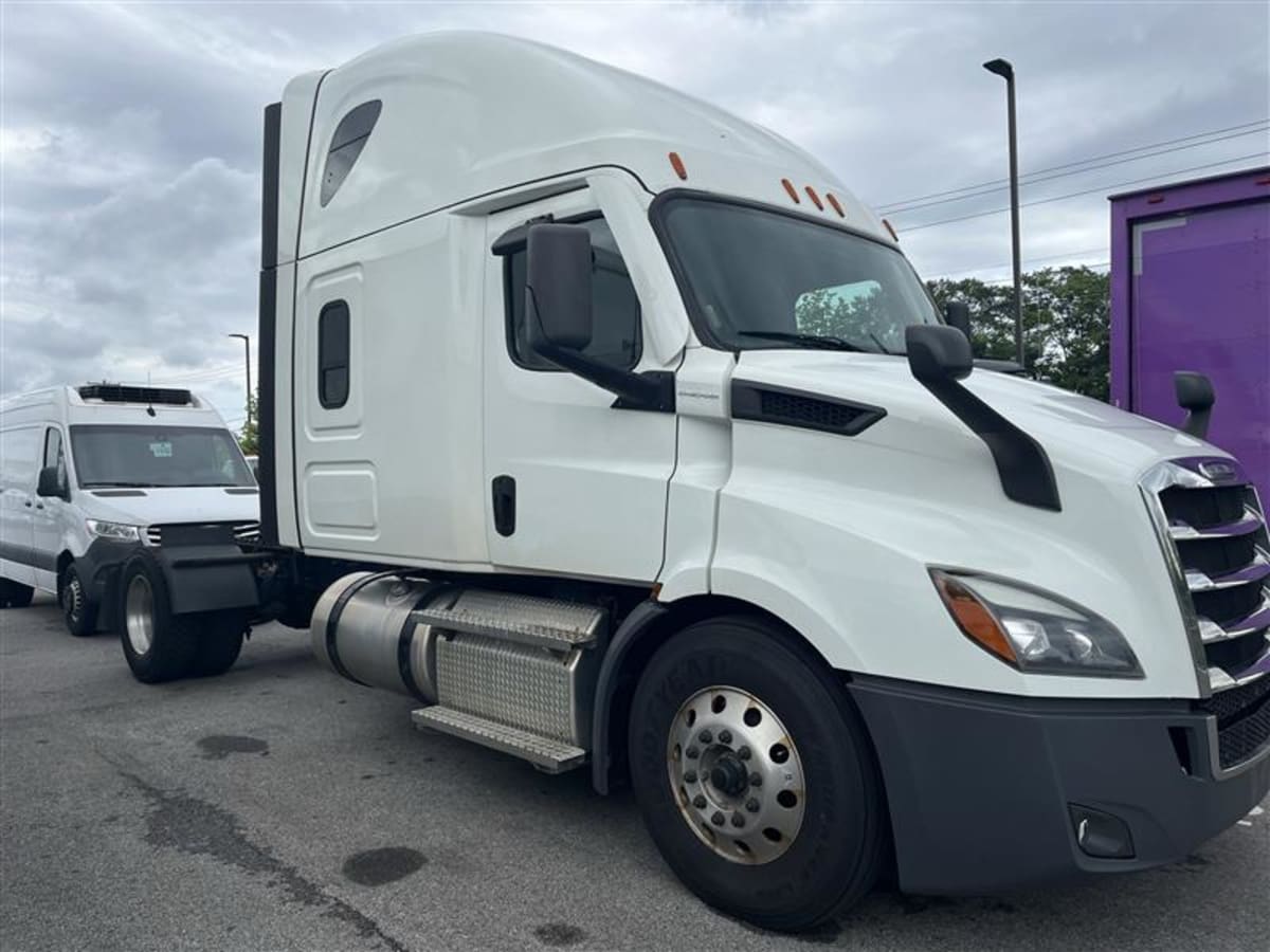 2021 Freightliner Cascadia in Beltsville, MD — photo 3