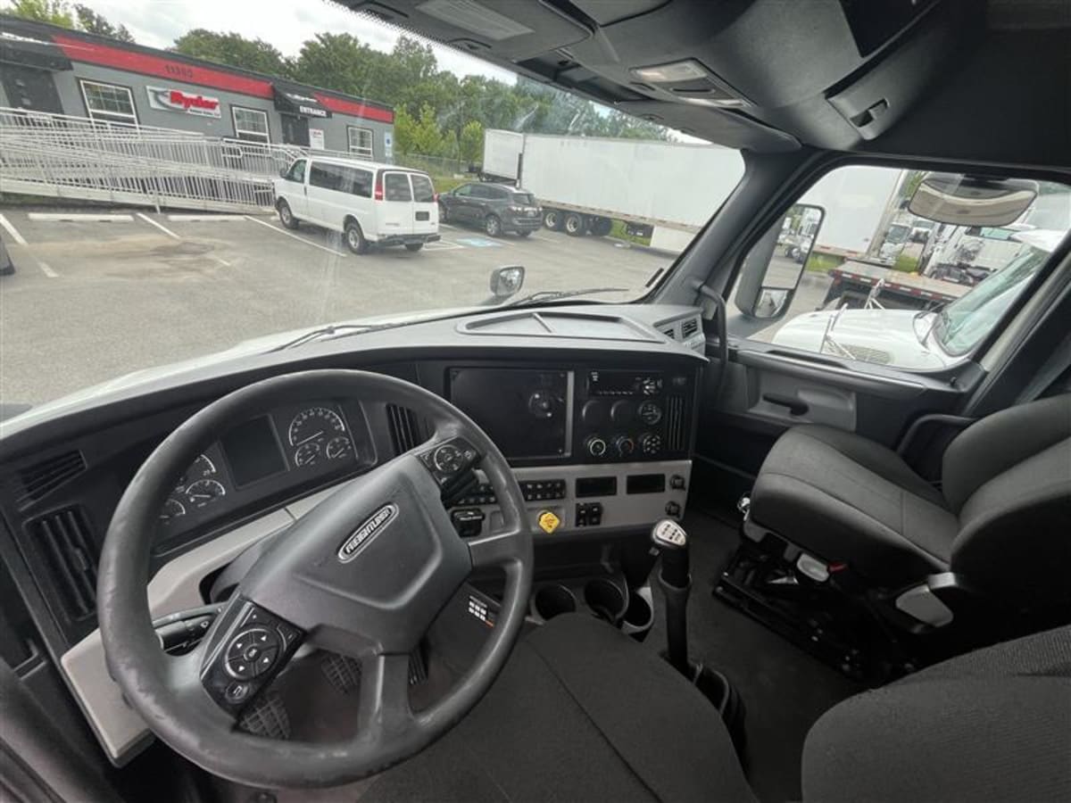 2021 Freightliner Cascadia in Beltsville, MD — photo 7