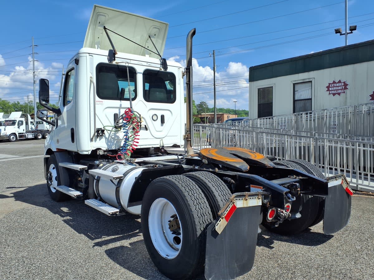 2020 Freightliner Cascadia in Knoxville, TN — photo 6
