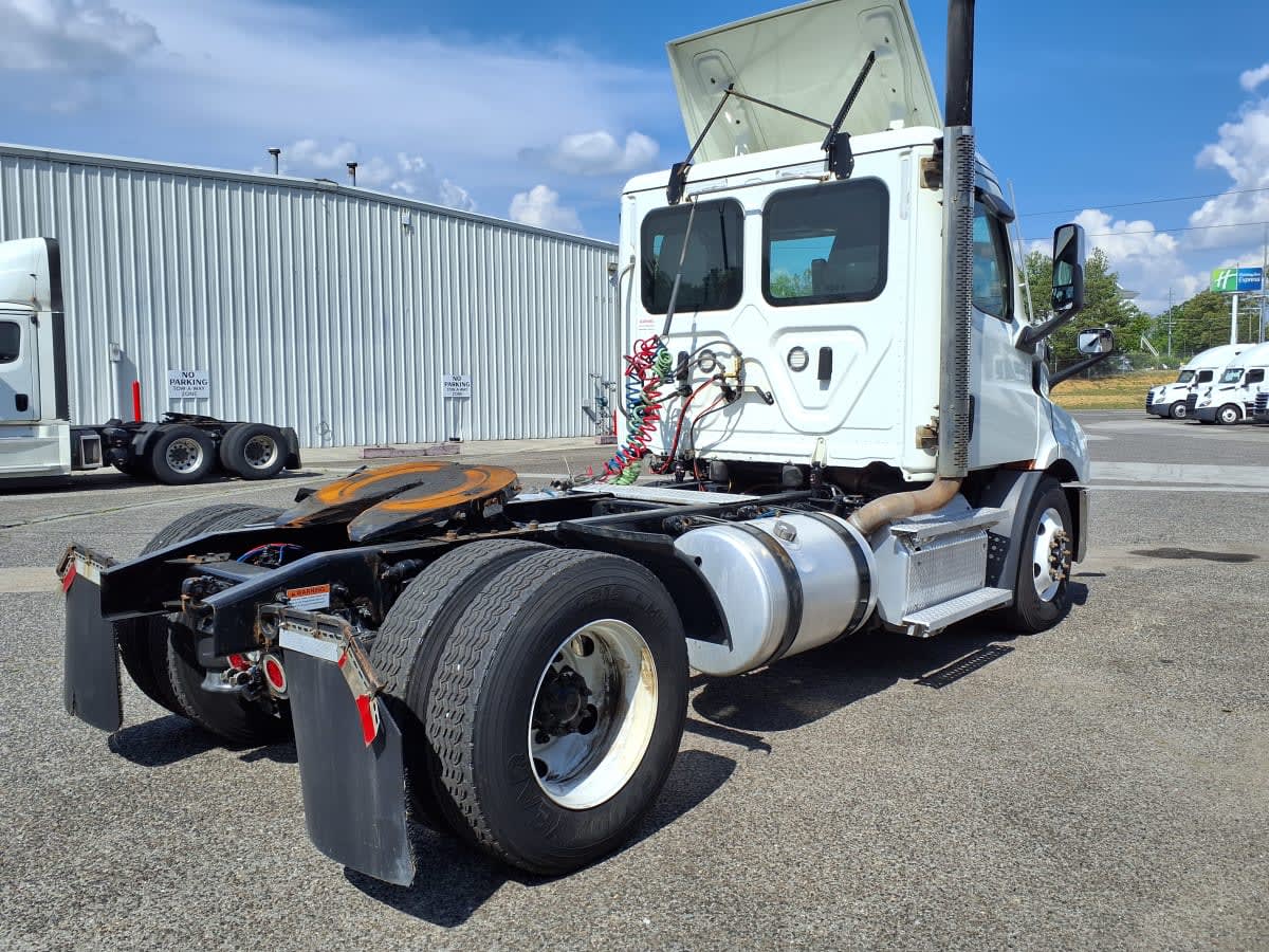 2020 Freightliner Cascadia in Knoxville, TN — photo 4