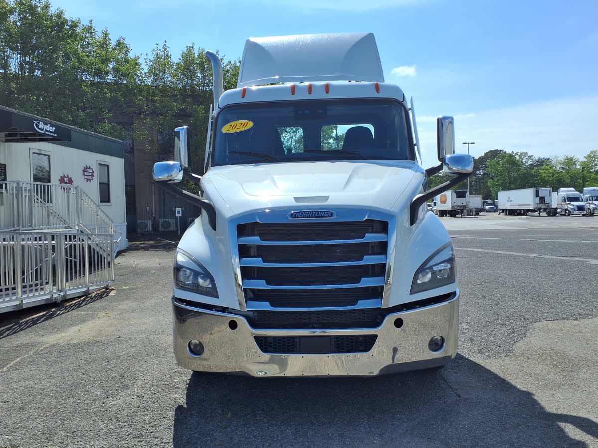 2020 Freightliner Cascadia in Knoxville, TN — photo 2