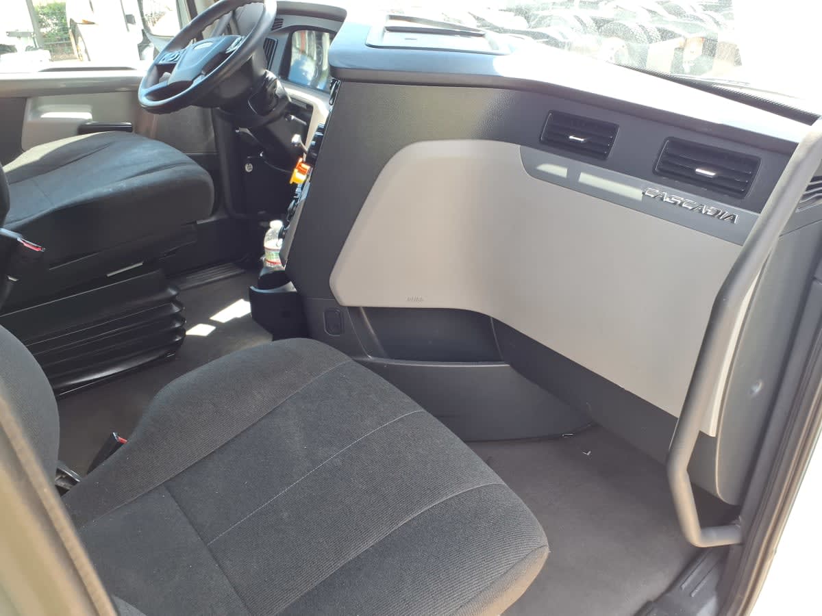 2020 Freightliner Cascadia in Houston, TX — photo 11