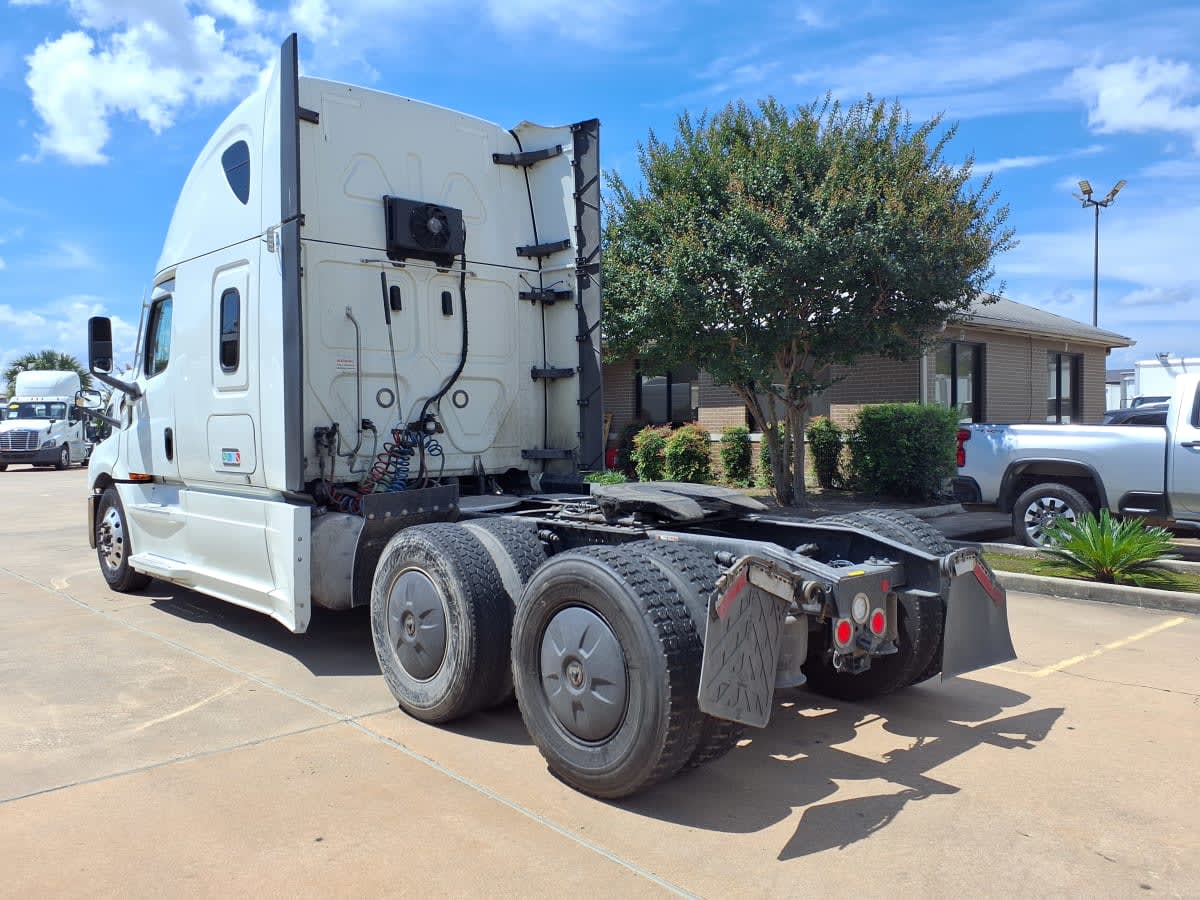 2020 Freightliner Cascadia in Houston, TX — photo 6