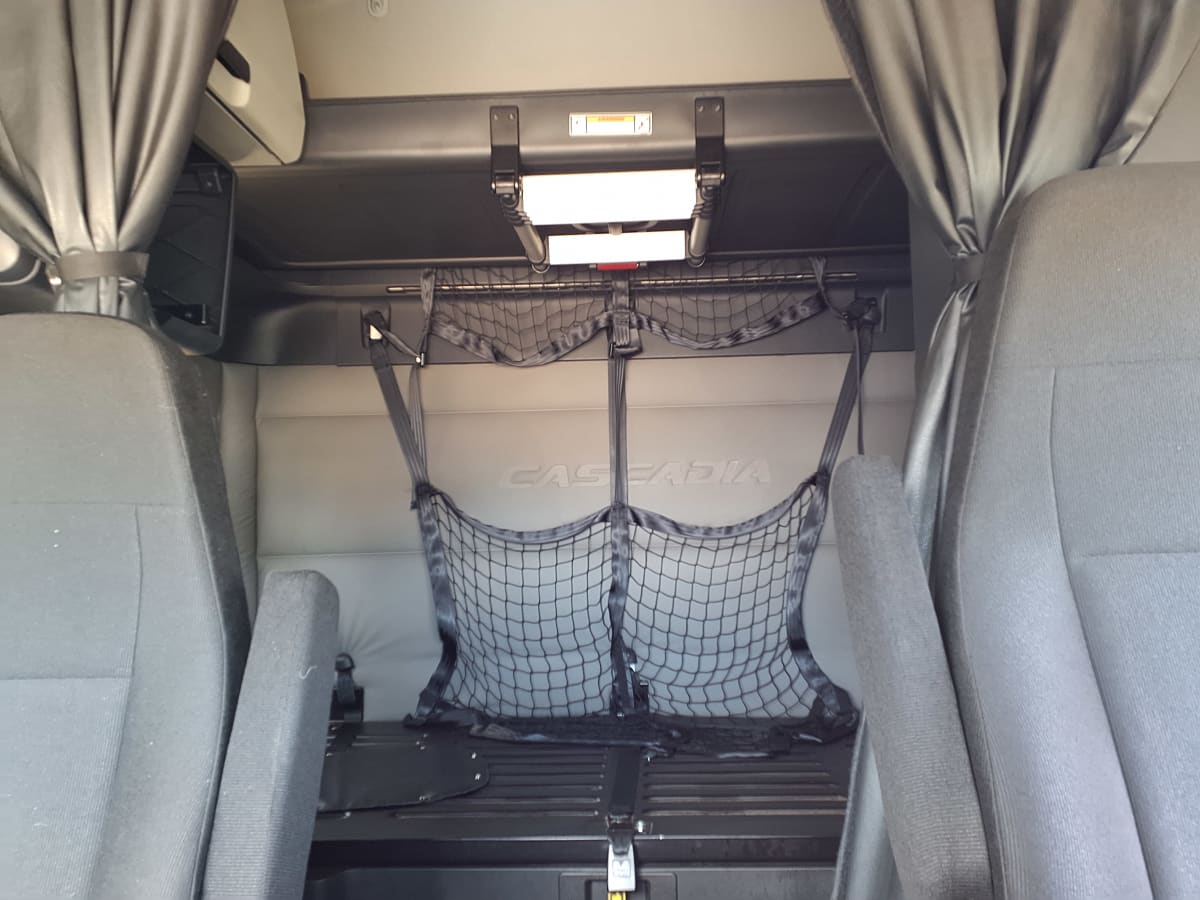 2020 Freightliner Cascadia in Houston, TX — photo 8