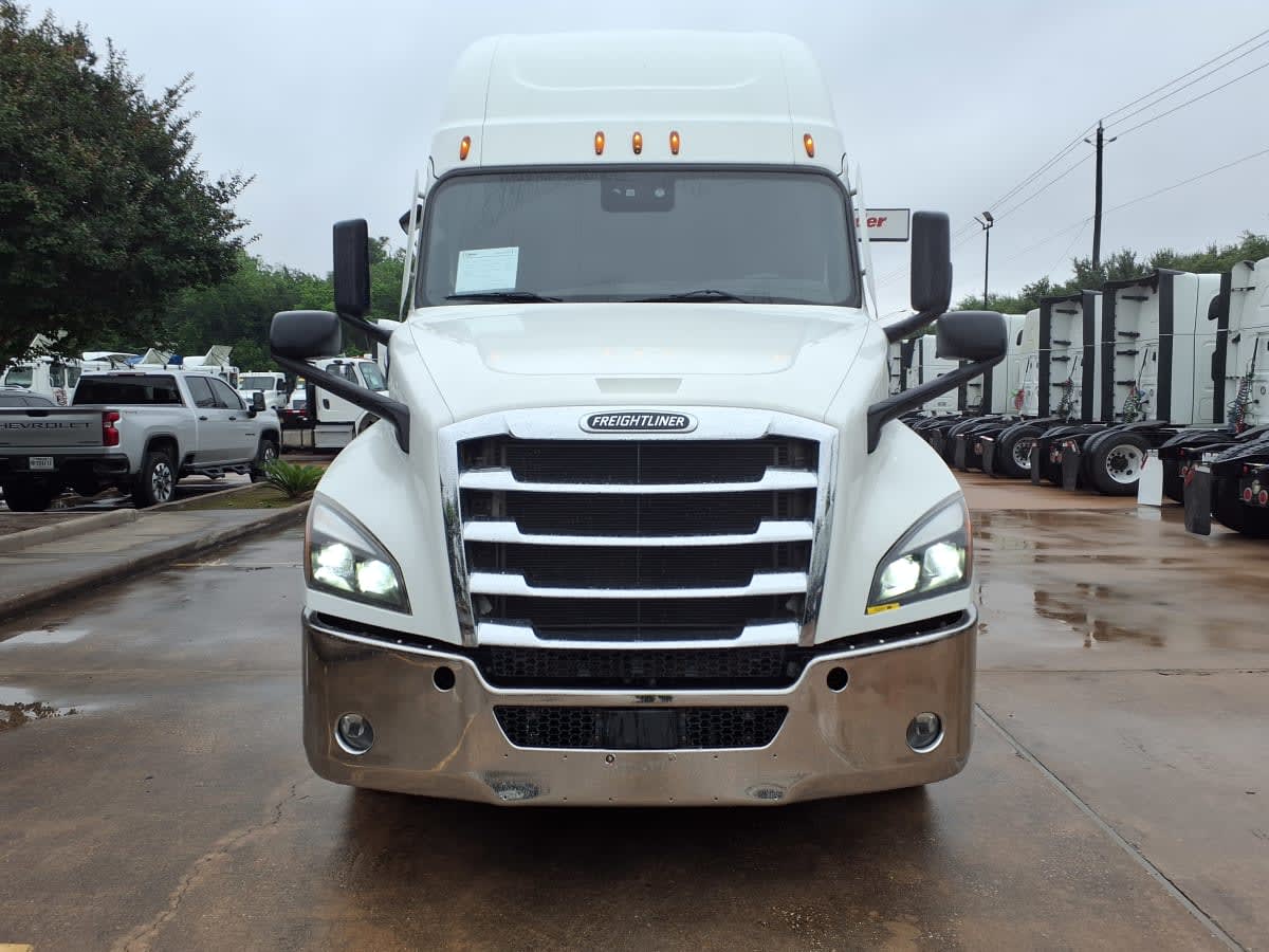 2020 Freightliner Cascadia in Houston, TX — photo 2