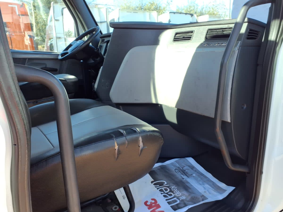 2020 Freightliner Cascadia in Houston, TX — photo 10