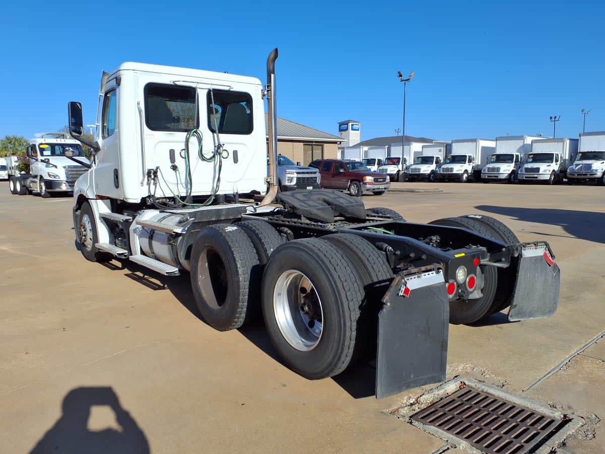2020 Freightliner Cascadia in Houston, TX — photo 6
