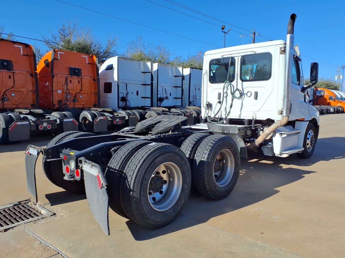 2020 Freightliner Cascadia in Houston, TX — photo 4