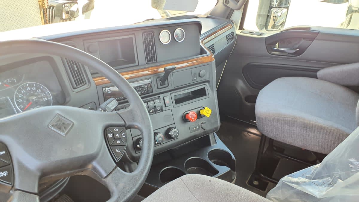 2019 International LT in Bolingbrook, IL — photo 7