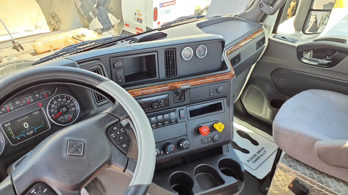 2019 International LT in Bolingbrook, IL — photo 7