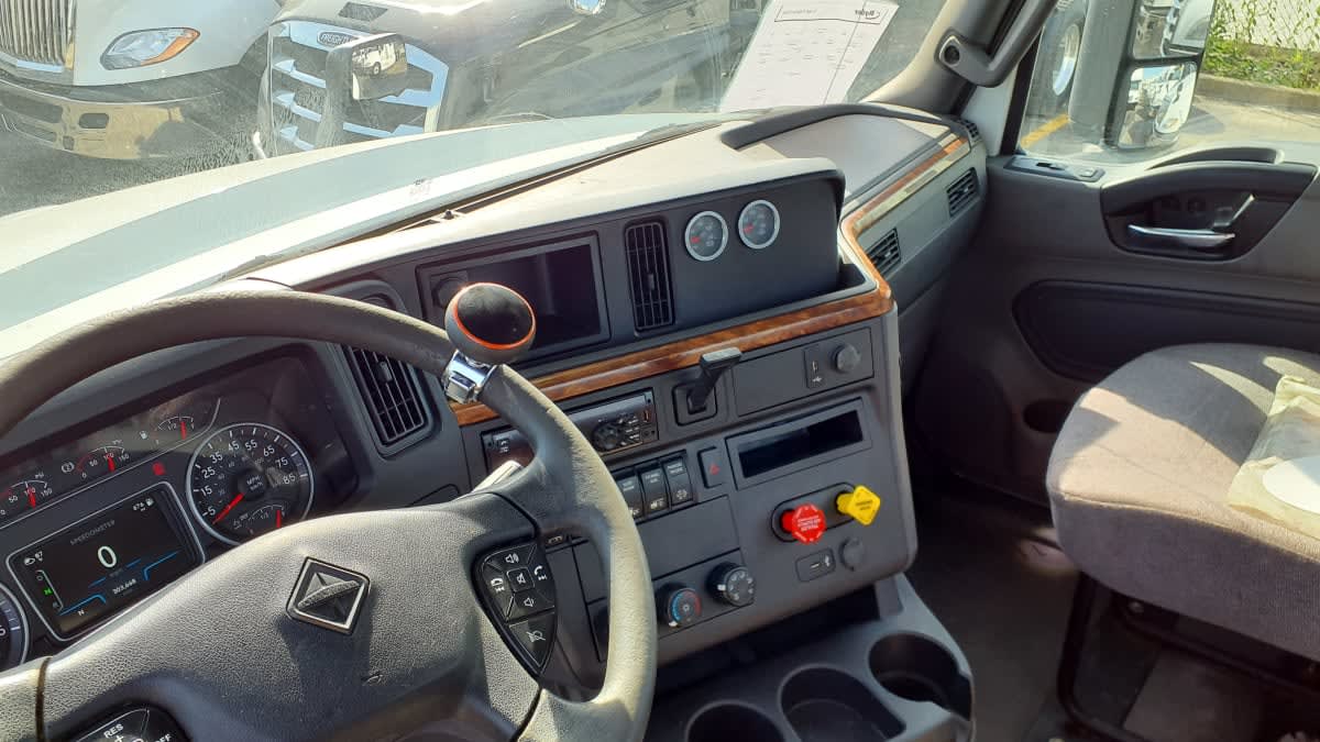 2019 International LT in Bolingbrook, IL — photo 7