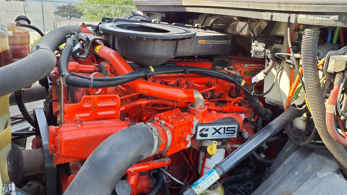 2019 International LT in Bolingbrook, IL — photo 8