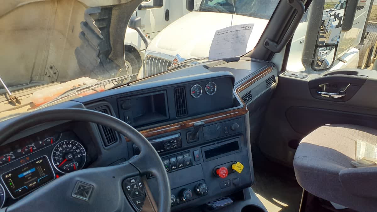 2019 International LT in Bolingbrook, IL — photo 7
