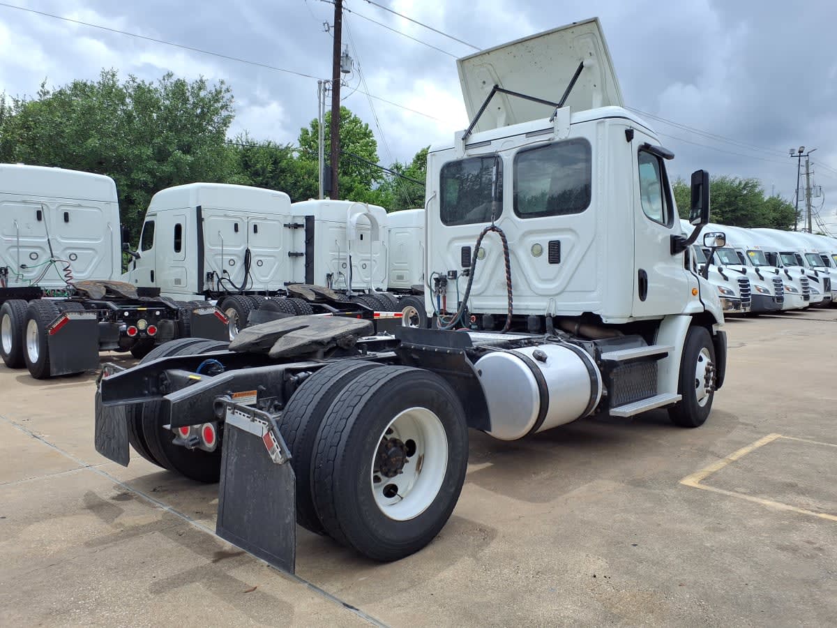 2015 Freightliner Cascadia in Houston, TX — photo 4